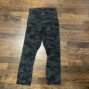 Lululemon high-rise, crop 21’’ align legging camouflage size 4
